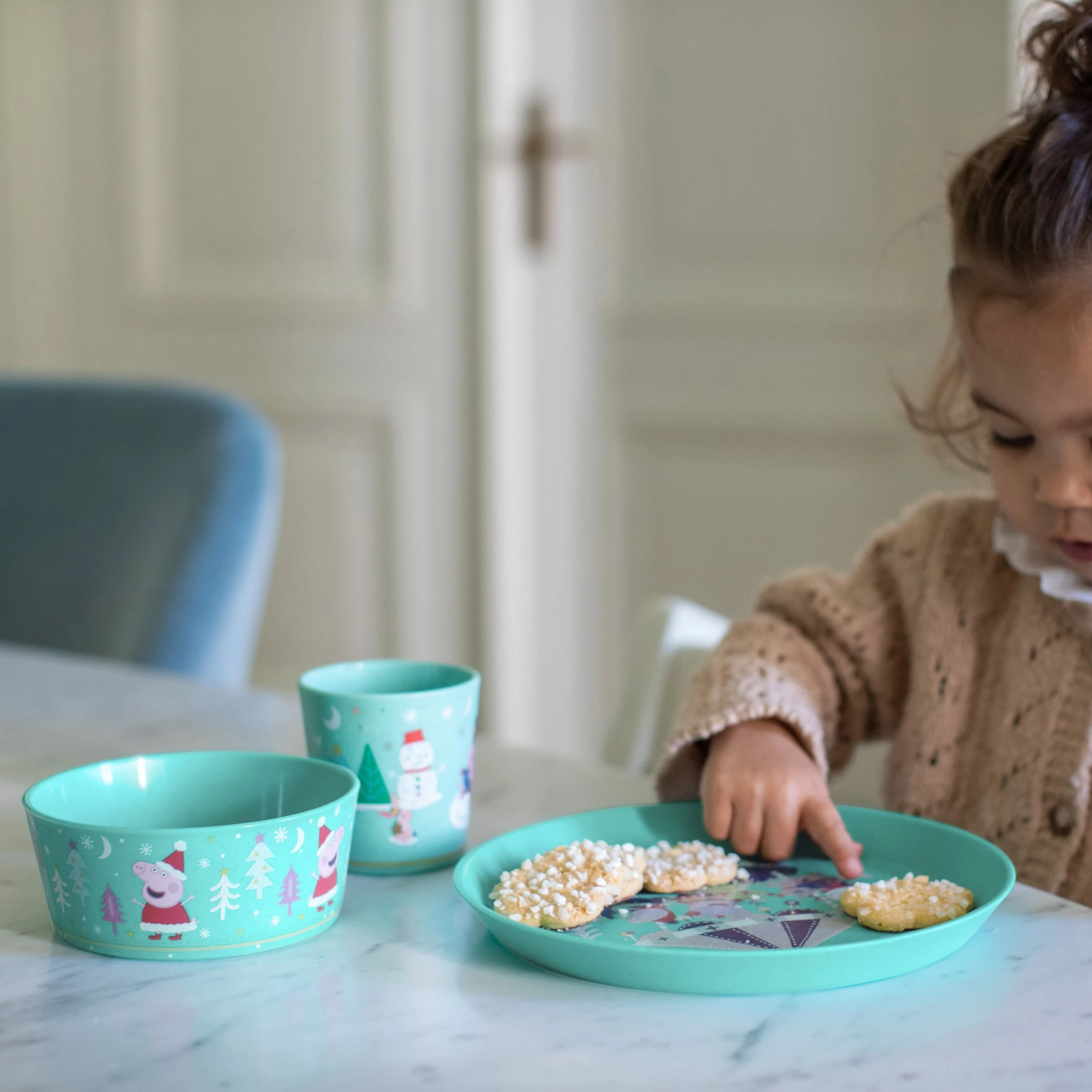 Koziol ORGANIC CONNECT PEPPA PIG WINTER WONDERLAND - Kleiner Teller + Schale + Becher In Organi 2 Koziol ORGANIC CONNECT PEPPA PIG WINTER WONDERLAND - Kleiner Teller + Schale + Becher In Organi – Bild 2