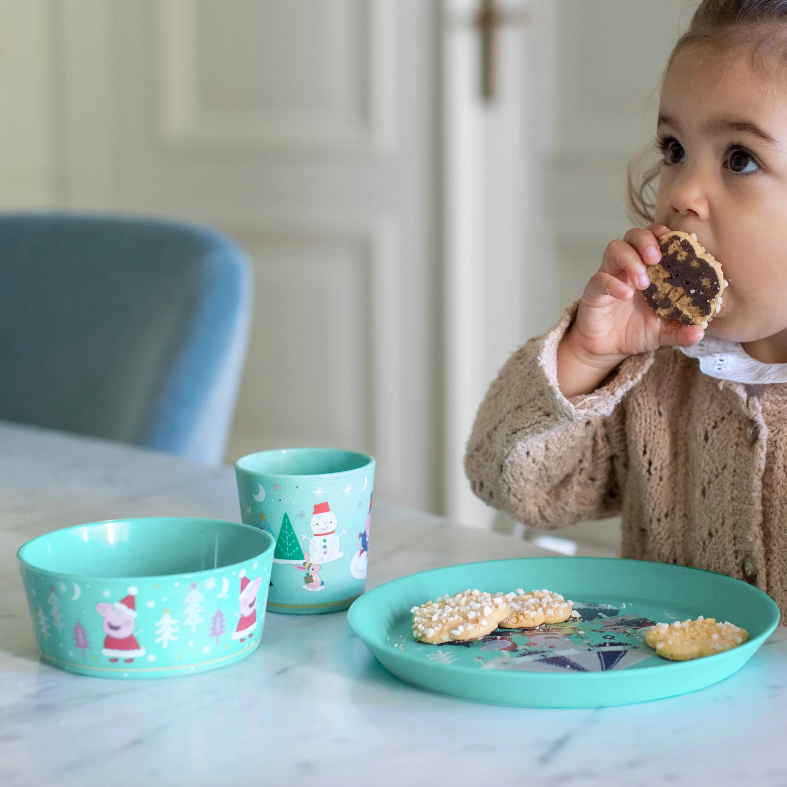 Koziol ORGANIC CONNECT PEPPA PIG WINTER WONDERLAND - Kleiner Teller + Schale + Becher In Organi 3 Koziol ORGANIC CONNECT PEPPA PIG WINTER WONDERLAND - Kleiner Teller + Schale + Becher In Organi – Bild 3