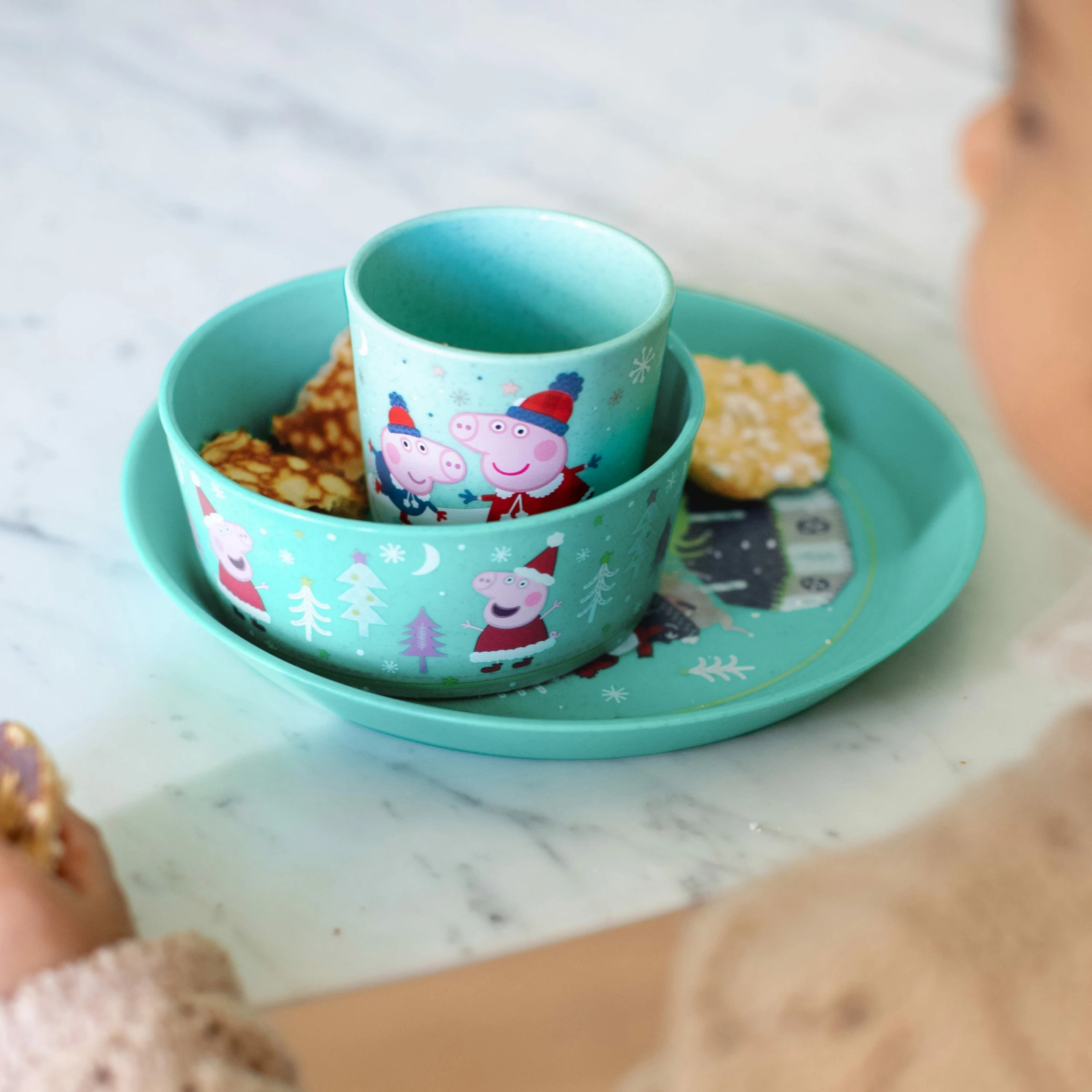 Koziol ORGANIC CONNECT PEPPA PIG WINTER WONDERLAND - Kleiner Teller + Schale + Becher In Organi 4 Koziol ORGANIC CONNECT PEPPA PIG WINTER WONDERLAND - Kleiner Teller + Schale + Becher In Organi – Bild 4